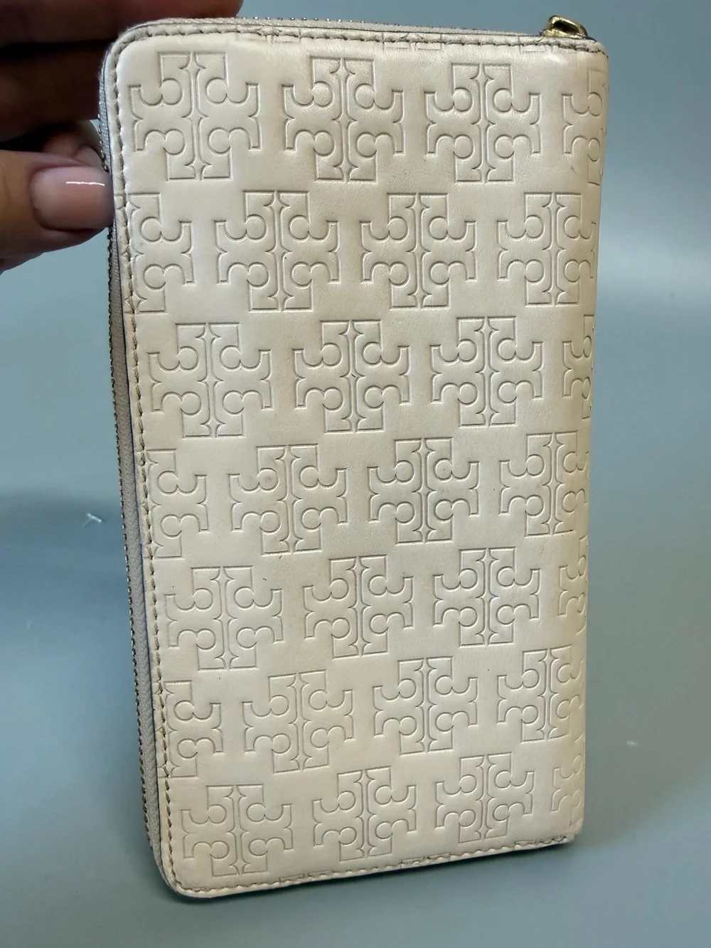 Tory Burch Leather Embossed Monogram zip wallet Off white